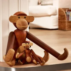 Apekatt teak/limba 46 cm