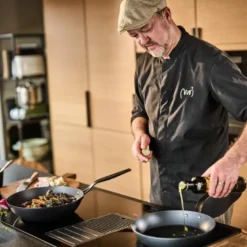 Blue Carbon wok 30,5 cm svart