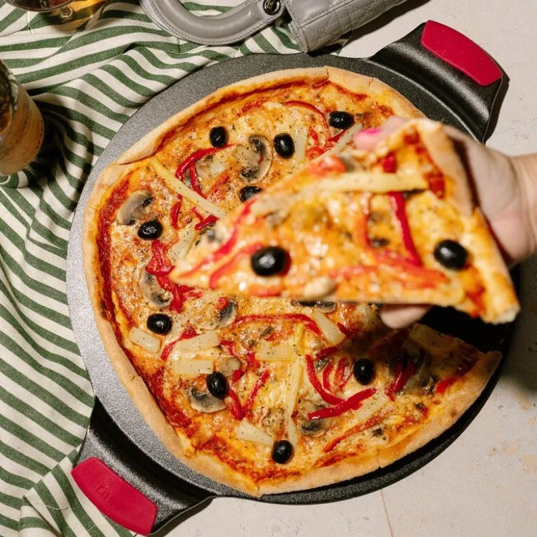 Classic Bakeware pizzastein med silikongrep 38x38 cm
