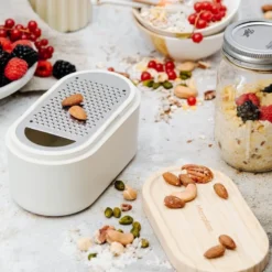 Container Grater rivjern m/beholder cashmere/bambus