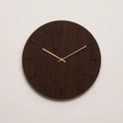 Dark Oak veggklokke 28 cm mørk eik m/kopper viser