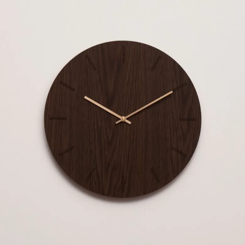 Dark Oak veggklokke 28 cm mørk eik m/kopper viser