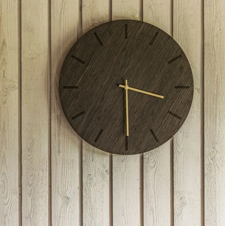 Dark Oak veggklokke 28 cm mørk eik m/kopper viser