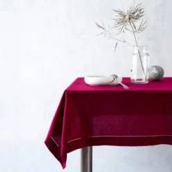 Duk med brodert hullsøm 340x140 cm mørkerød