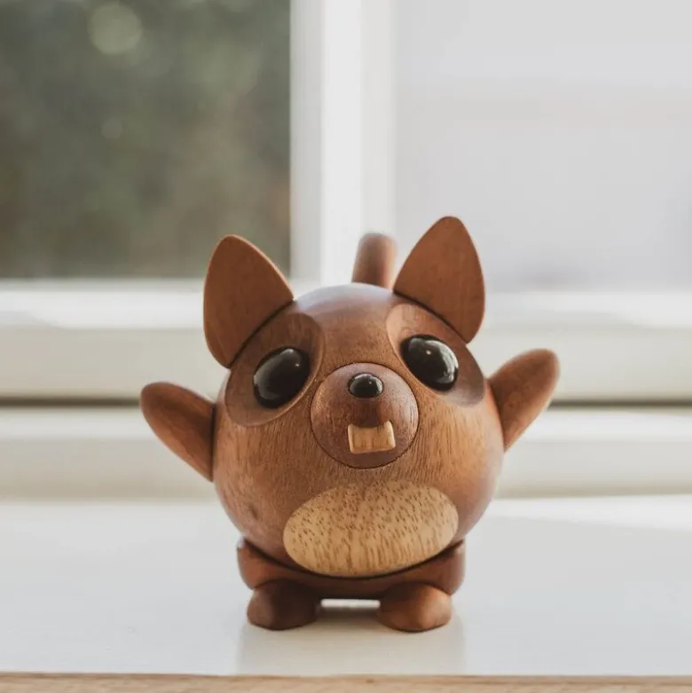 Egon ekorn trefigur 10 cm mahogni/gummitre