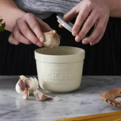 Innovative Kitchen hvitløkskrukke med rivelokk krem