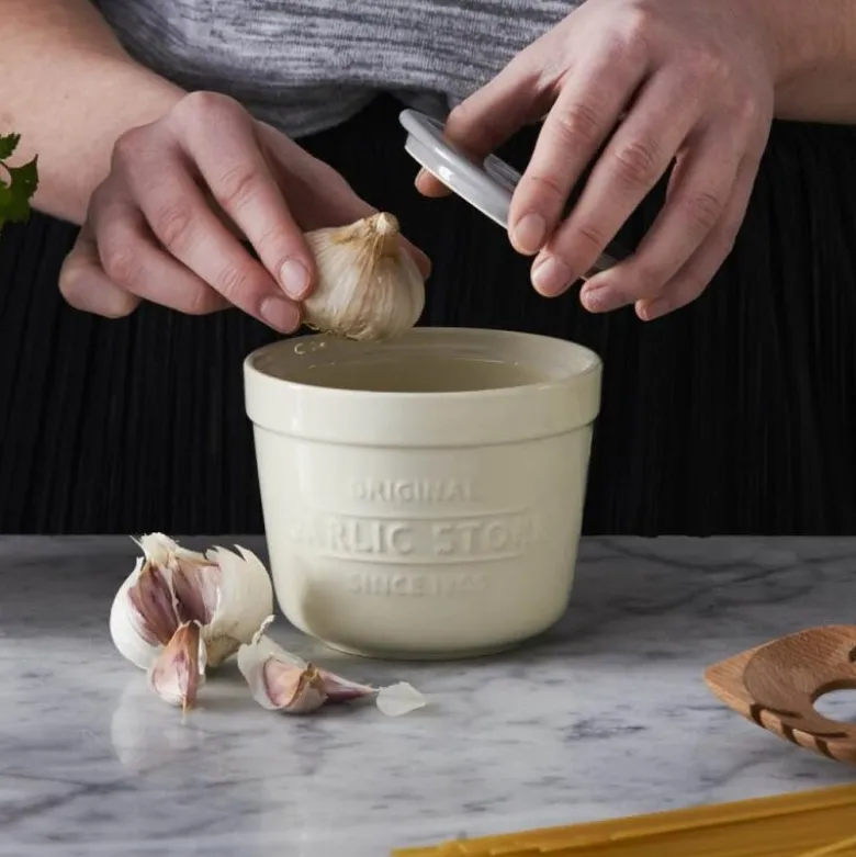 Innovative Kitchen hvitløkskrukke med rivelokk krem