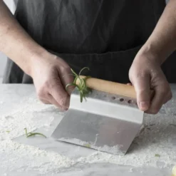 Innovative Kitchen 4-i-1 deigskrape 14 cm stål/tre