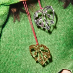 Karen Blixen ornament 6 cm Under the Mistletoe sølv