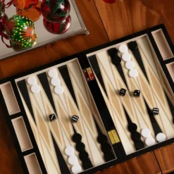 Lakkert backgammon svart