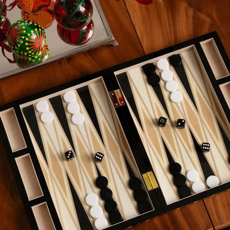 Lakkert backgammon svart