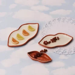 Les Objets Mouleversants serveringsfat Lips S 16x6x2 cm rød