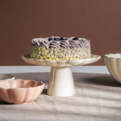 Lotus kakefat på stett 27 cm krem