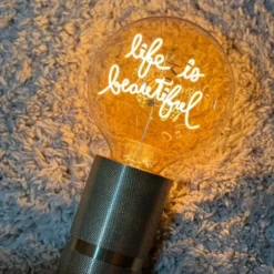 MITB lyspære LED 17 cm Life Is Beautiful ravfarget