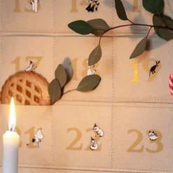 Mummi adventskalender Mummihuset beige