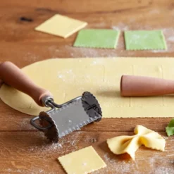 Pastakutter rektangulær tannet 6 cm rustfritt stål/tre