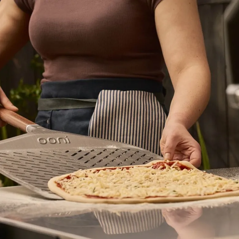 Pizzaspade perforert 30 cm valnøtt