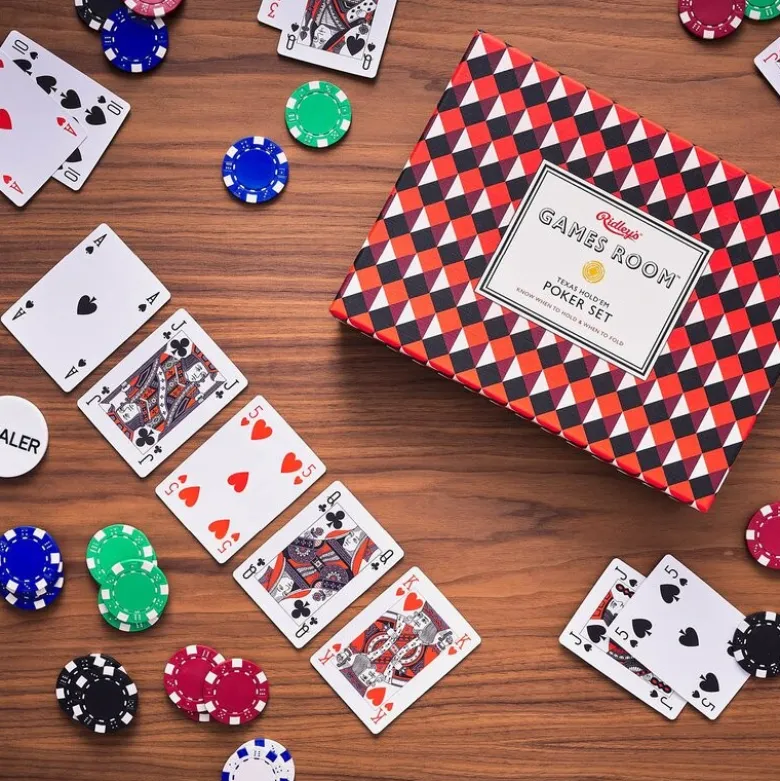 Pokersett med kort og sjetonger