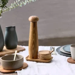 RAW Teak keramisk pepperkvern med brett og saltkar