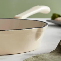 Rund støpejernspanne 26 cm 1L krem