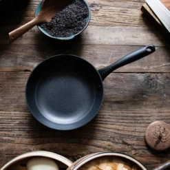 Støpejernspanne med Honeycomb keramisk belegg 20 cm