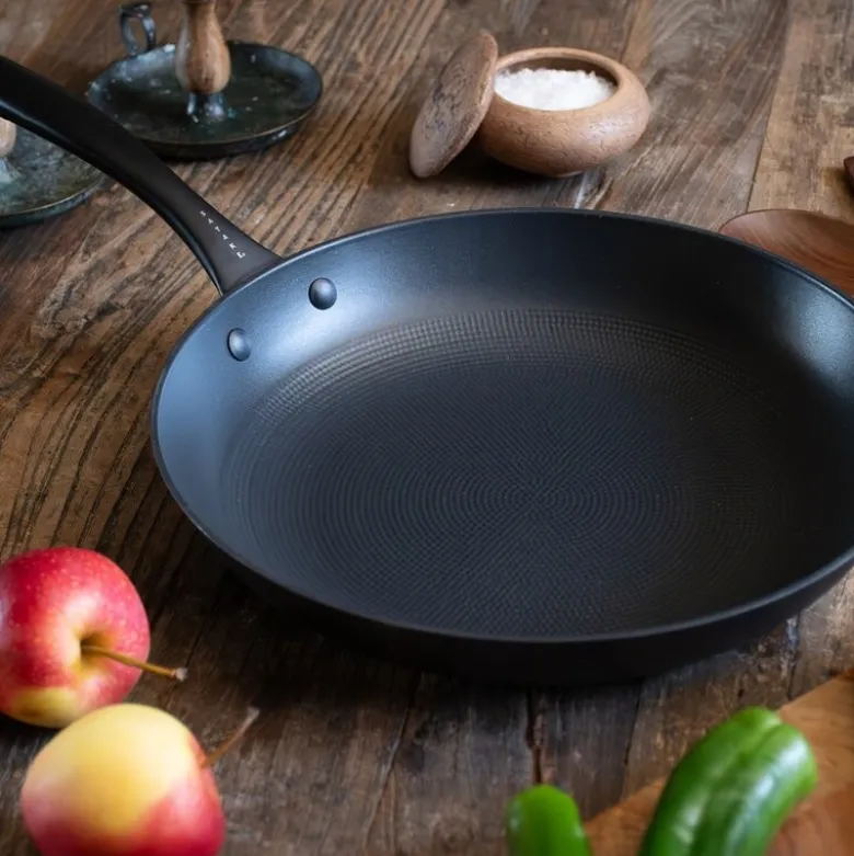 Støpejernspanne med Honeycomb keramisk belegg 30 cm