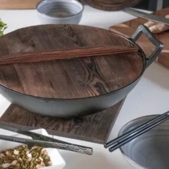 Støpejerns wok 36 cm m/glasslokk og trelokk