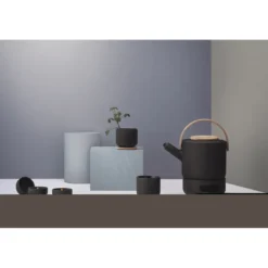 Theo tevarmer svart