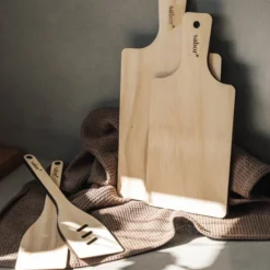 Trevig stekespade med hull 30 cm accoya