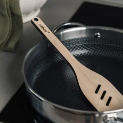 Trevig stekespade med hull 30 cm accoya