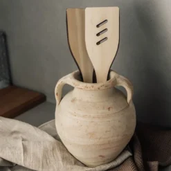 Trevig stekespade med hull 30 cm accoya