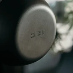 Wokpanne i kullstål 28 cm